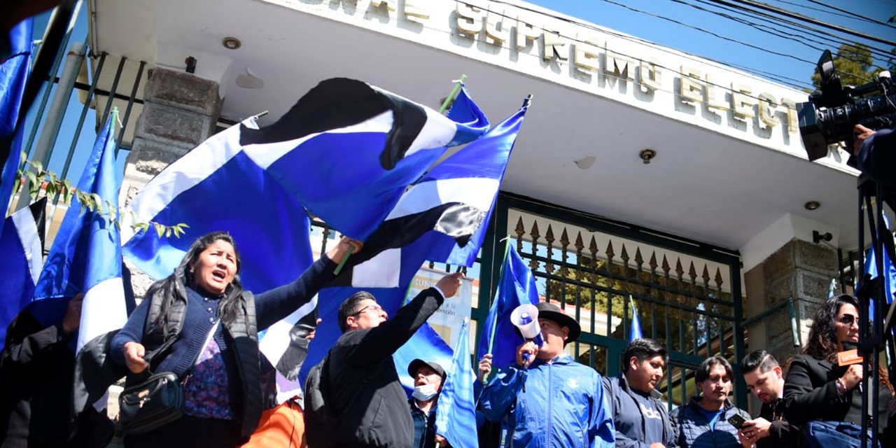 Distritos de La Paz en vigilia frente al TSE exigen legalización del X